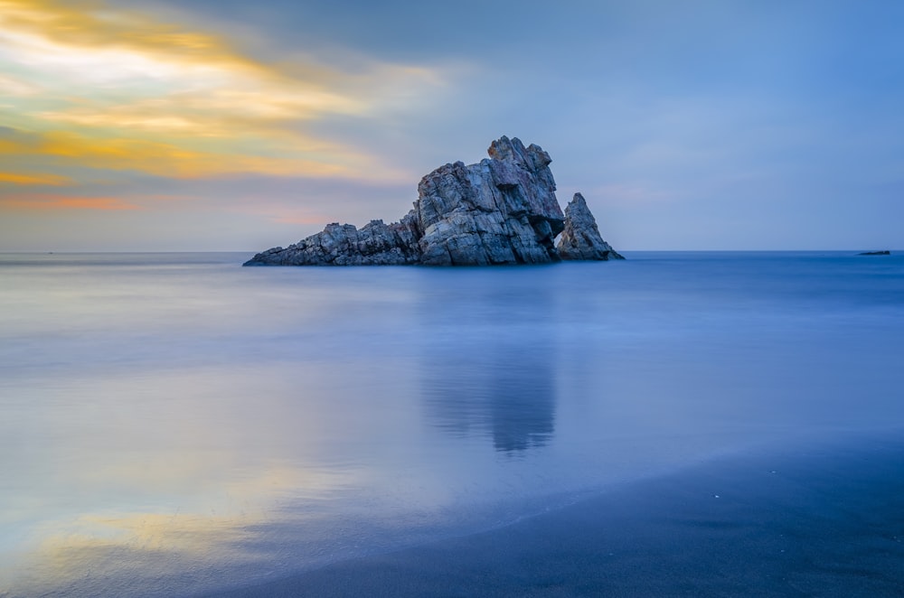 Specchio d'acqua attraverso la roccia grigia