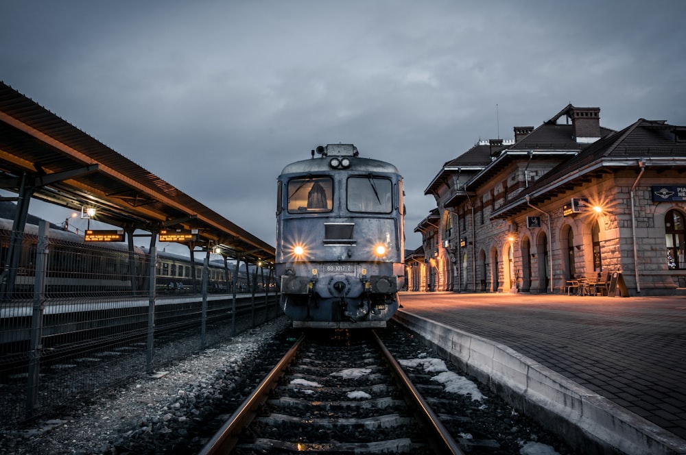 Tren gris en la estación de tren