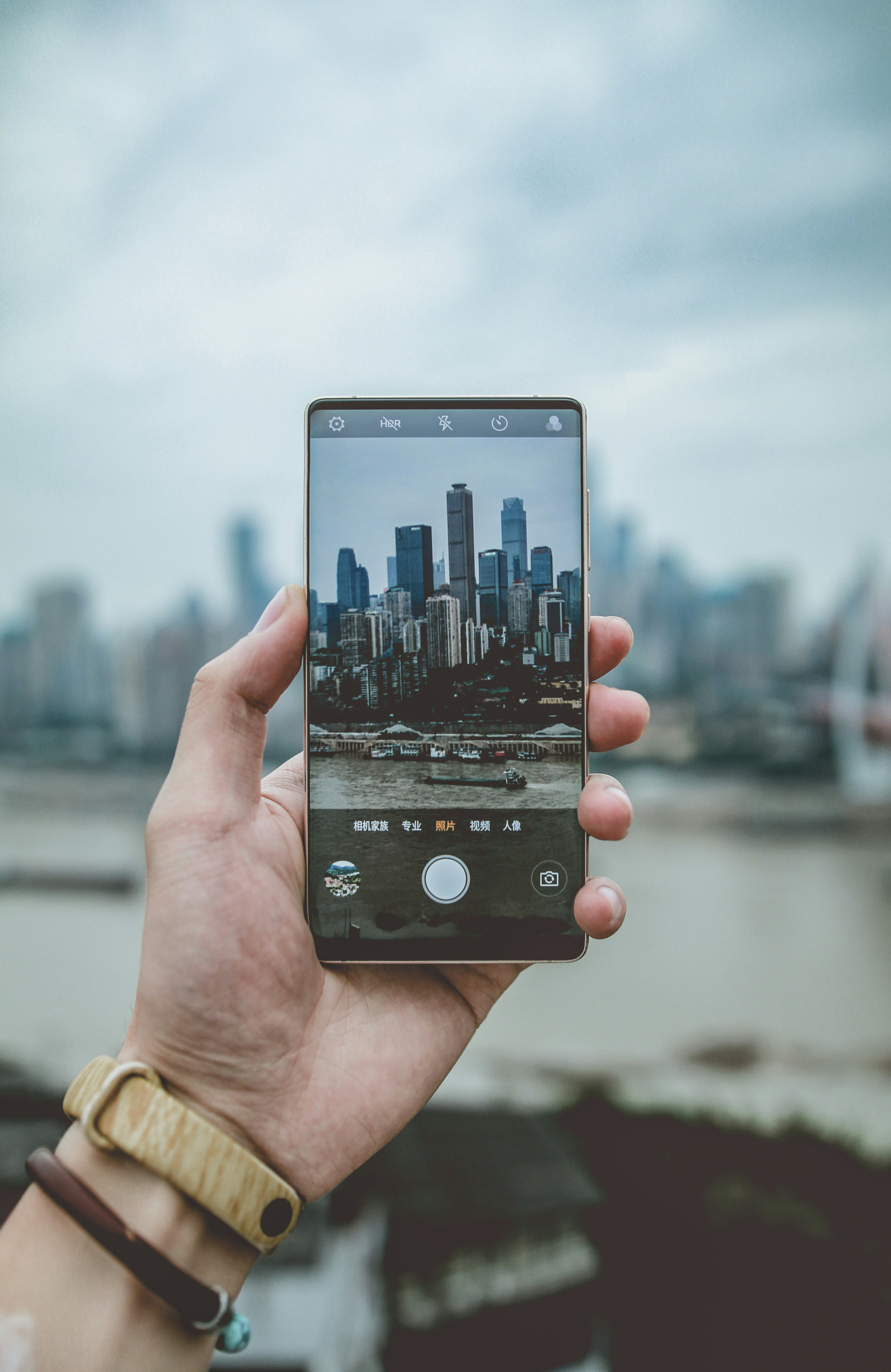 Лучший смартфон на солнце. Смартфон в песке. Смотрит в горизонтальный смартфон на природе. Смартфон на пляже. Фотографии смартфонов.