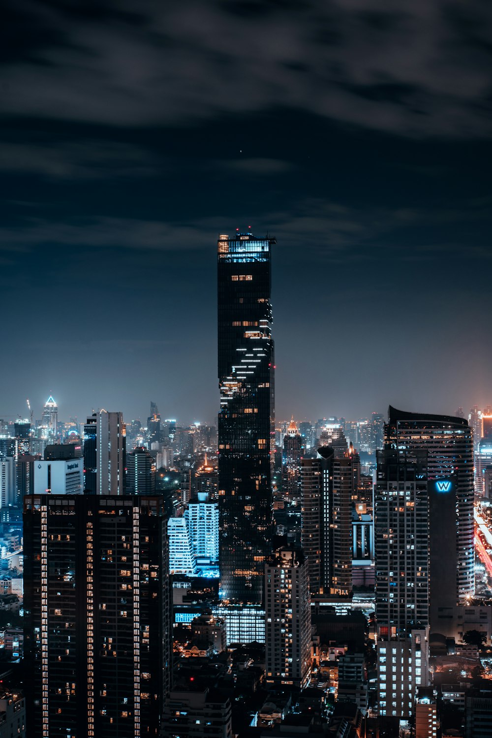 Une ville la nuit avec beaucoup de grands immeubles