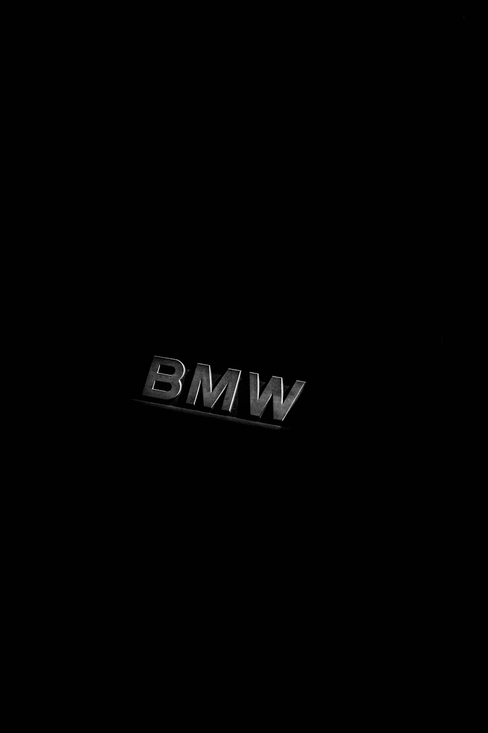 검은 배경에 BMW 엠블럼