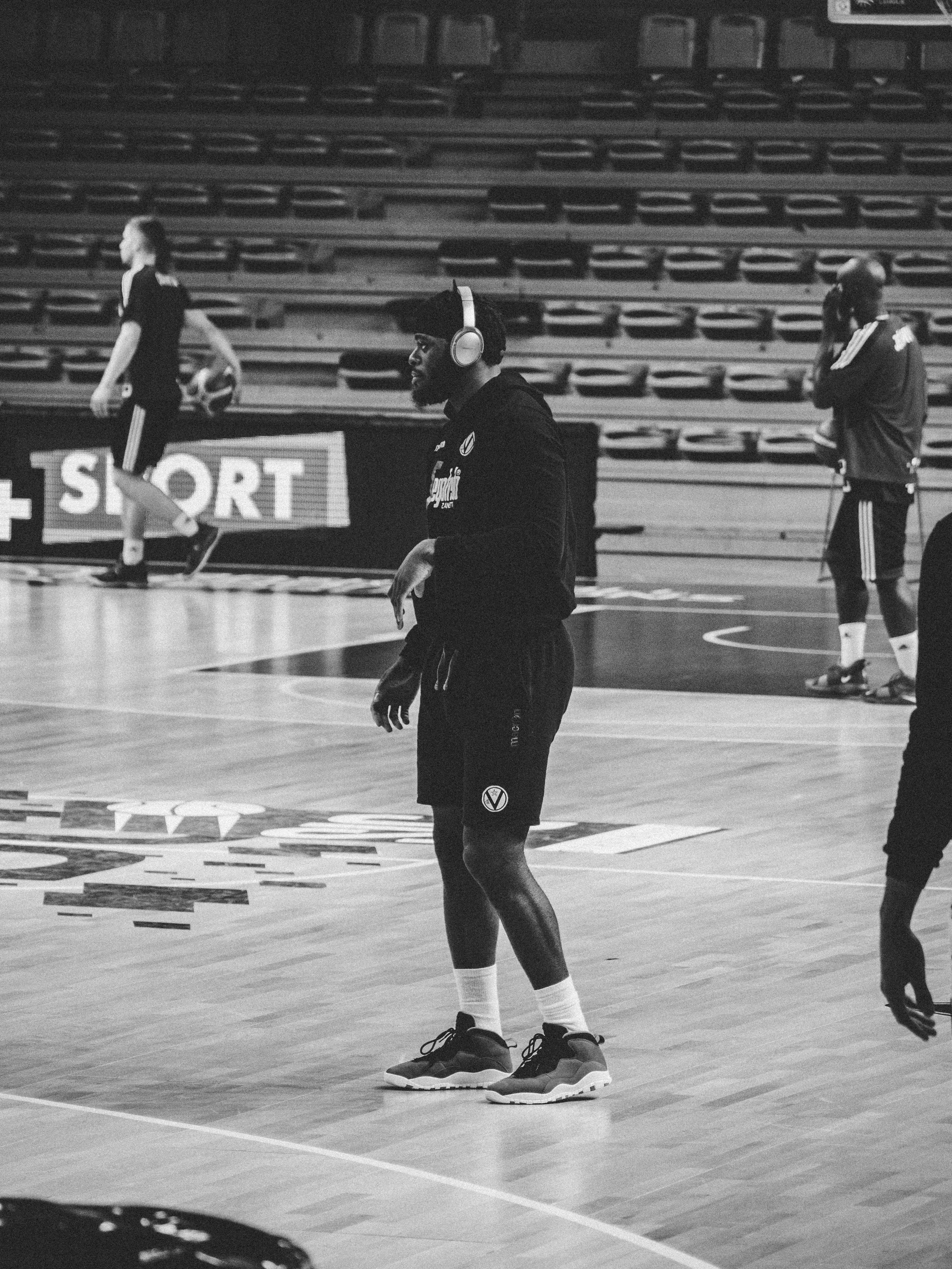 Mann auf dem Basketballplatz