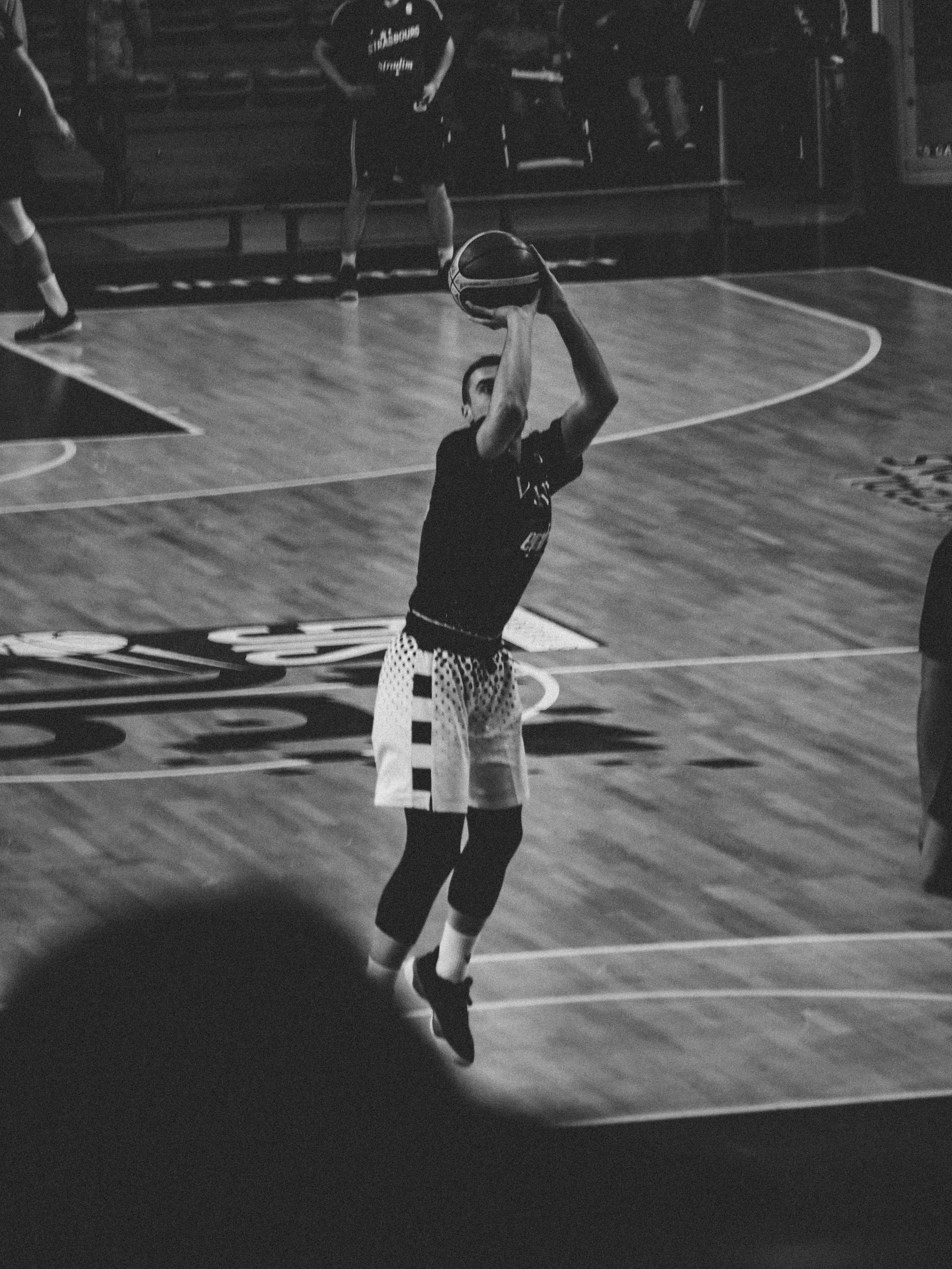 Mann spielt Basketball und ist kurz davor, zu schießen