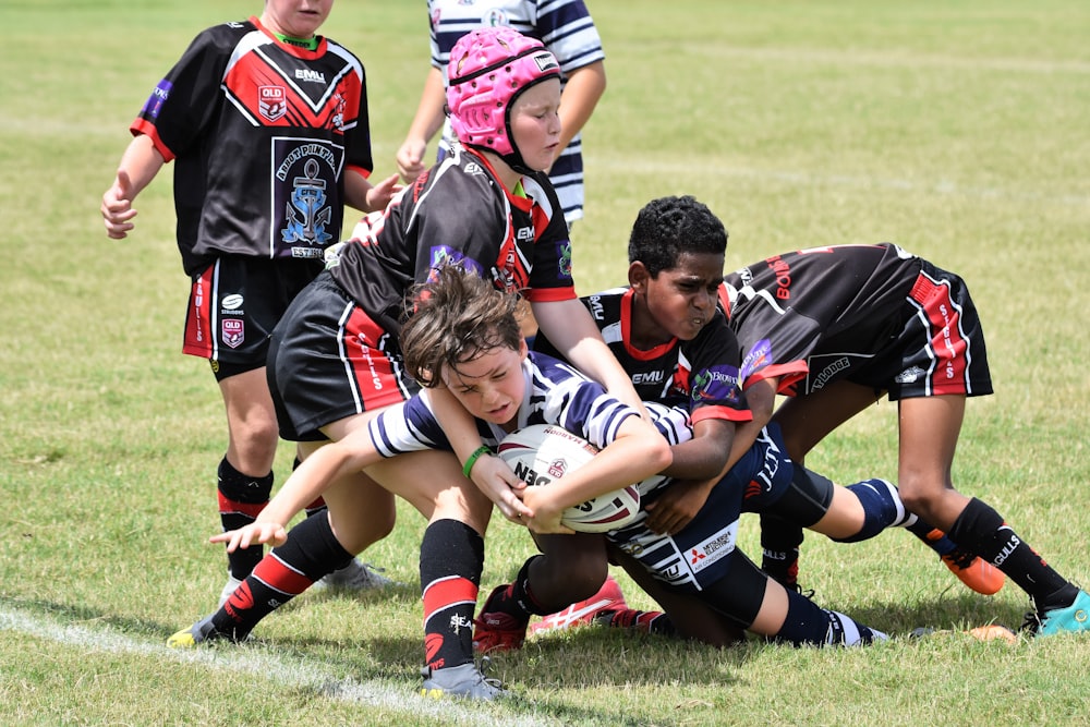 Kinder spielen Fußball