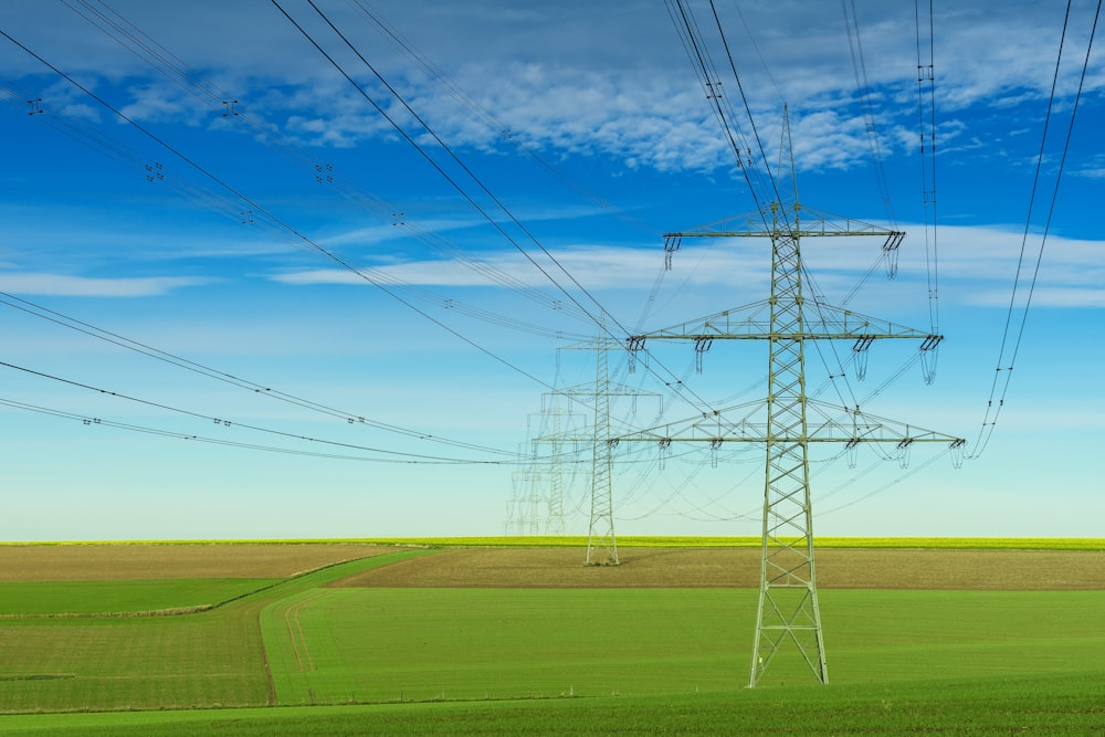 poste eléctrico gris bajo cielo nublado blanco y azul