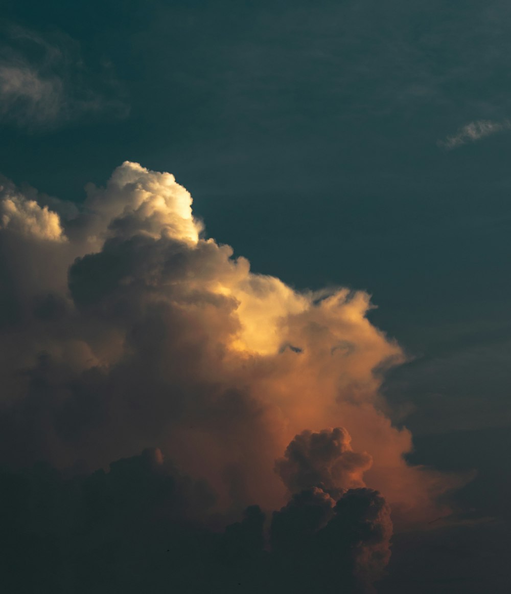 weiße und braune Wolken