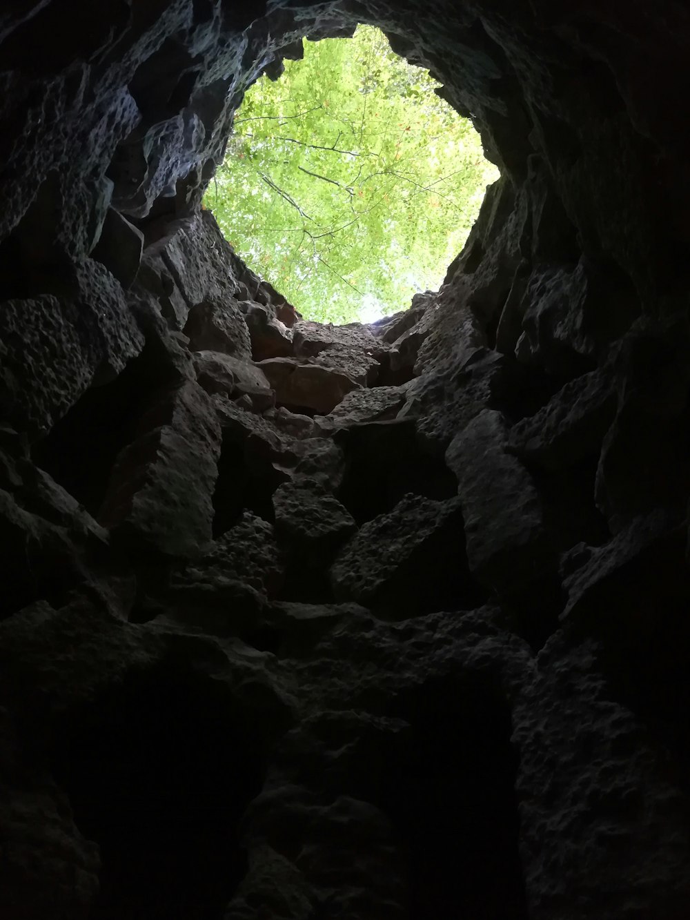 Vue de dessous d’un puits profond pendant la journée