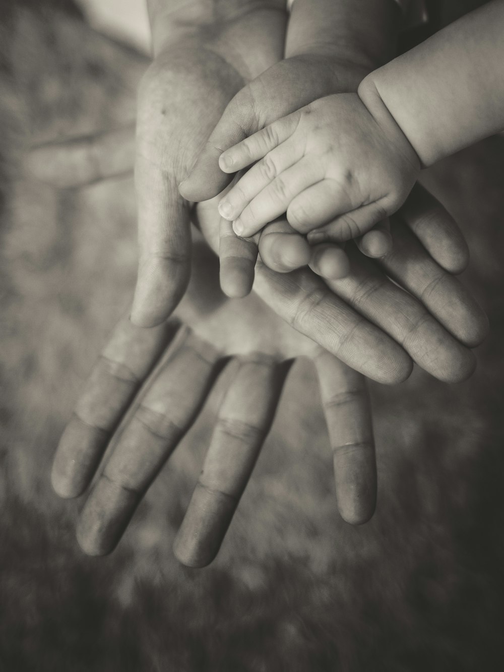 Persona sosteniendo la mano del bebé