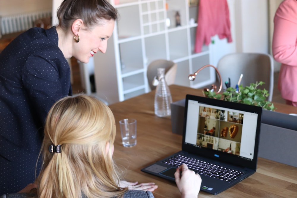 Ragazza che usa il computer portatile nero