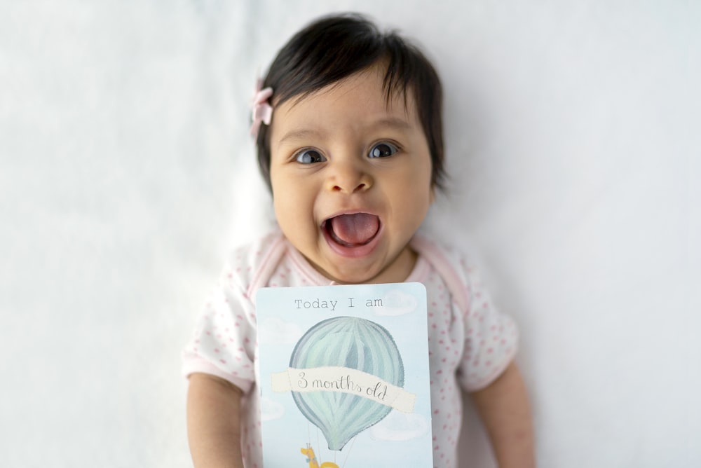 Bebé con tarjeta de 8 meses