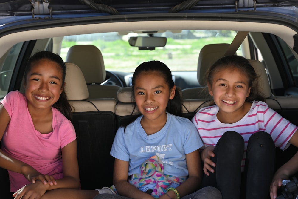 Drei Mädchen im Fahrzeug