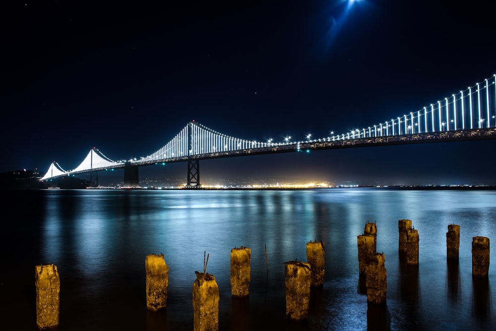 fotografia de foco seletivo de ponte iluminada durante a noite