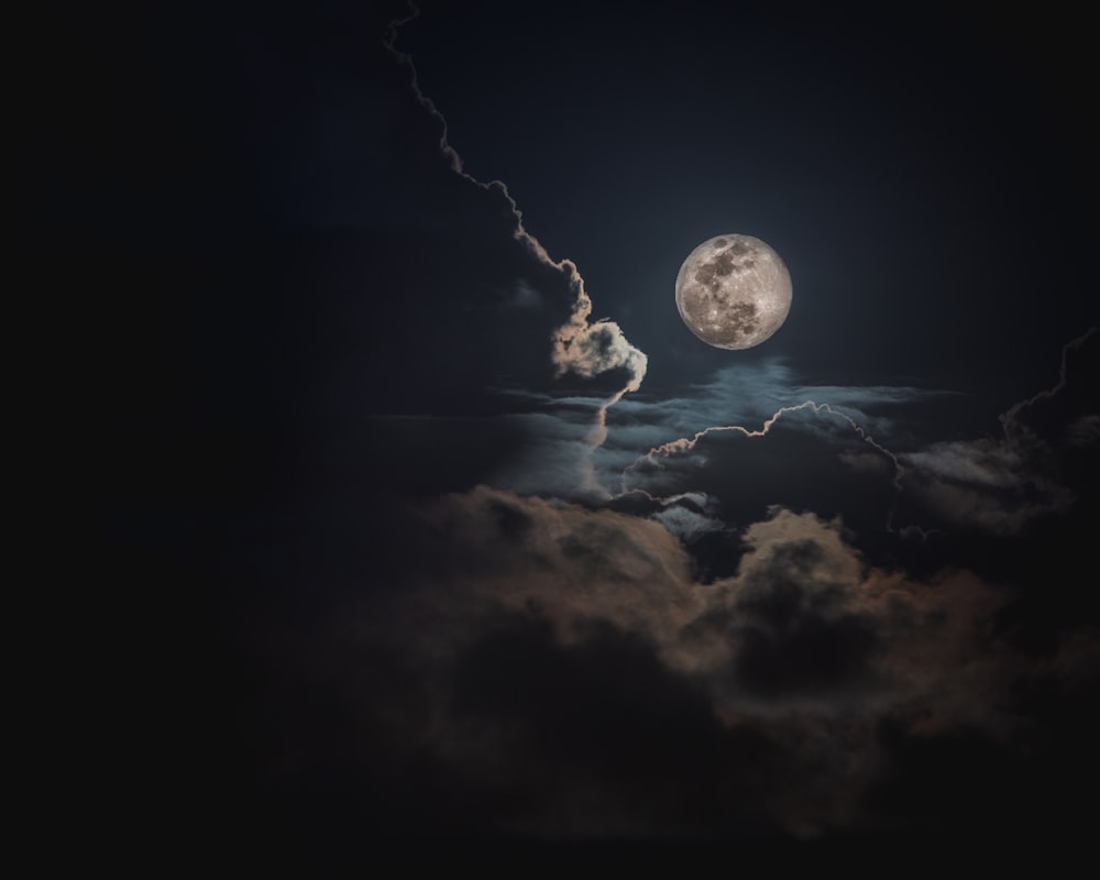 Lune et nuages