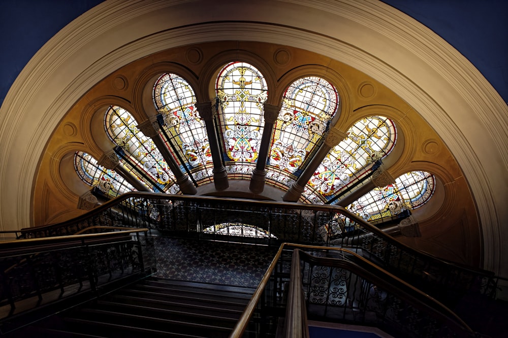 Treppe aus braunem und schwarzem Metall