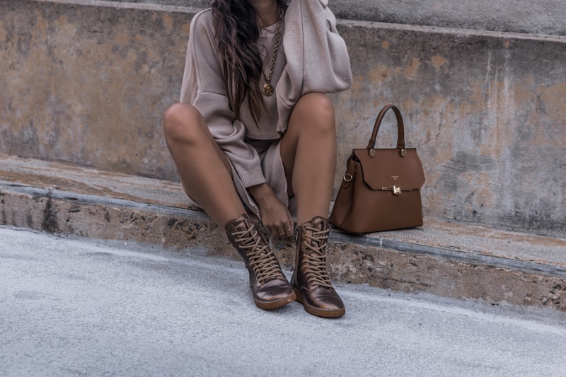 Mujer con botas marrones y bolso de cuero