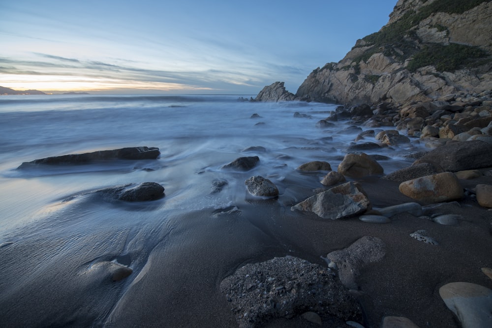 rocce vicino allo specchio d'acqua