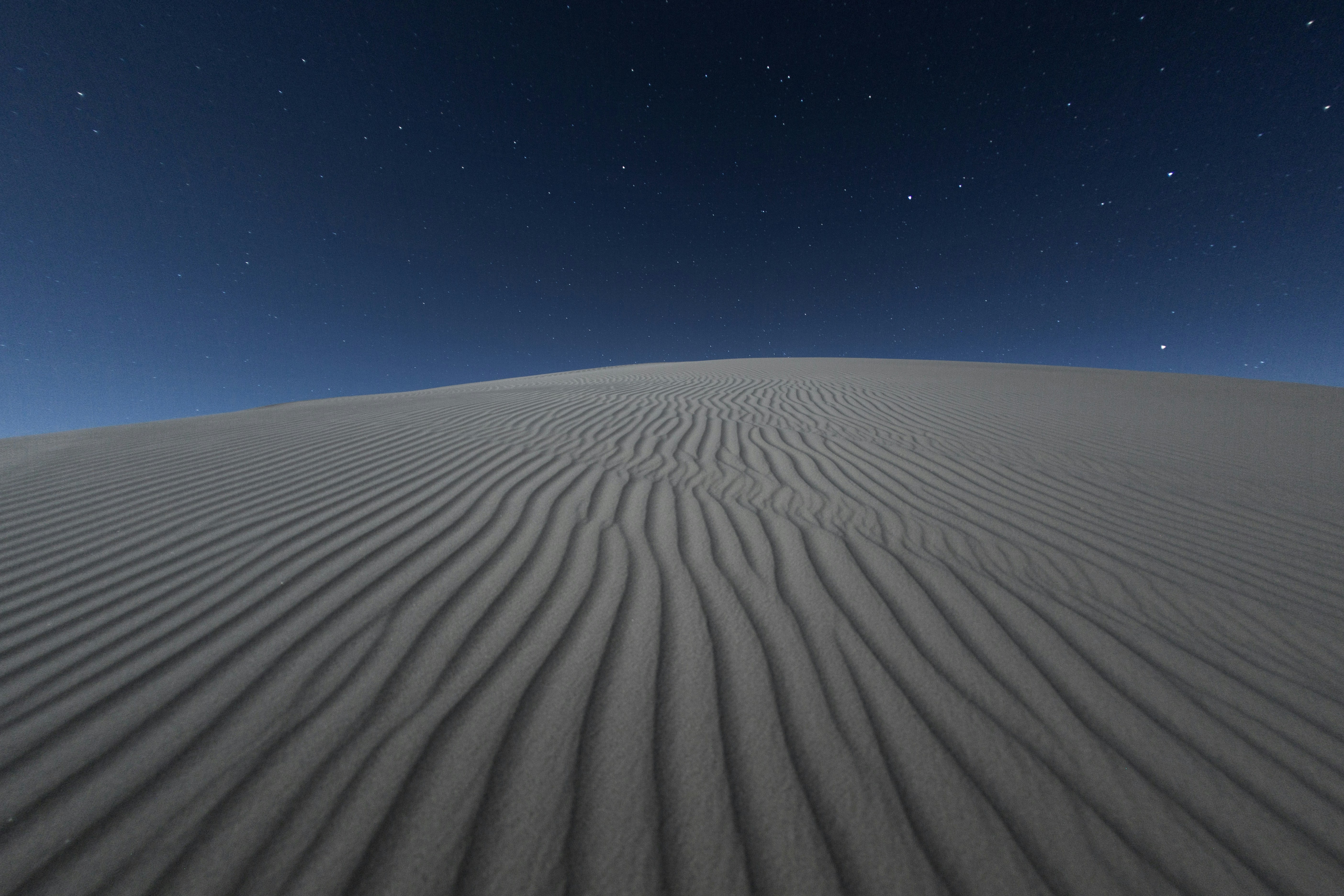 夜の砂漠の写真 Unsplashで見つけるグレーの無料写真