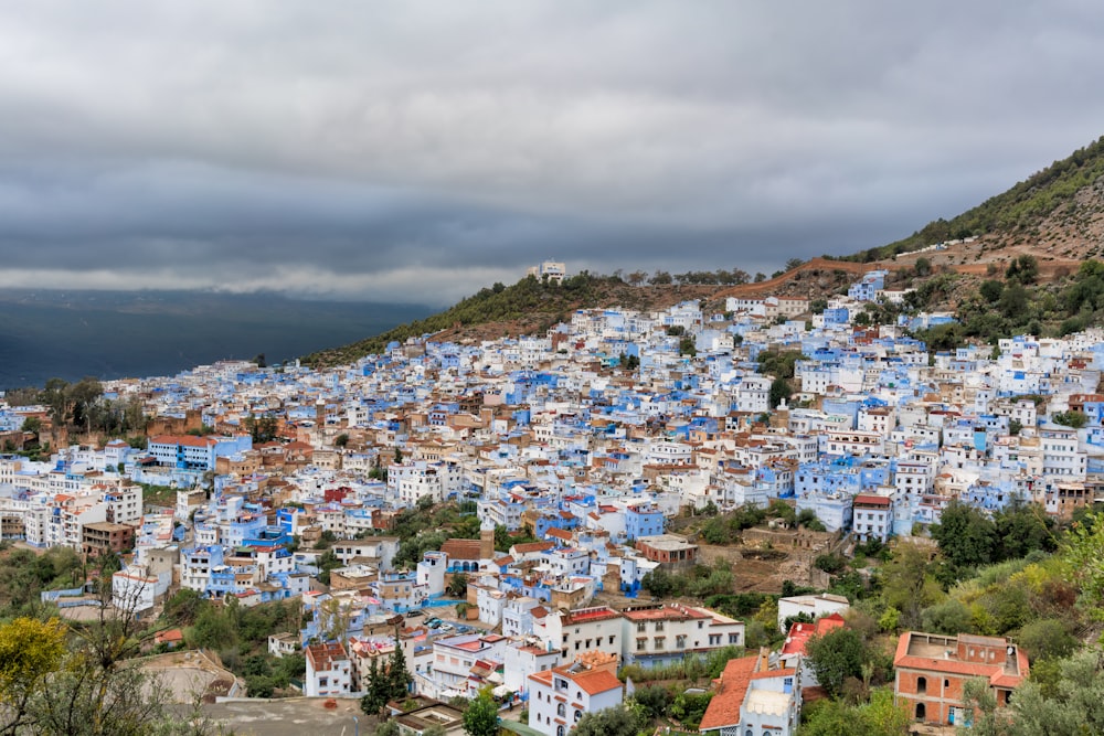 Edificios de hormigón de colores variados durante el día