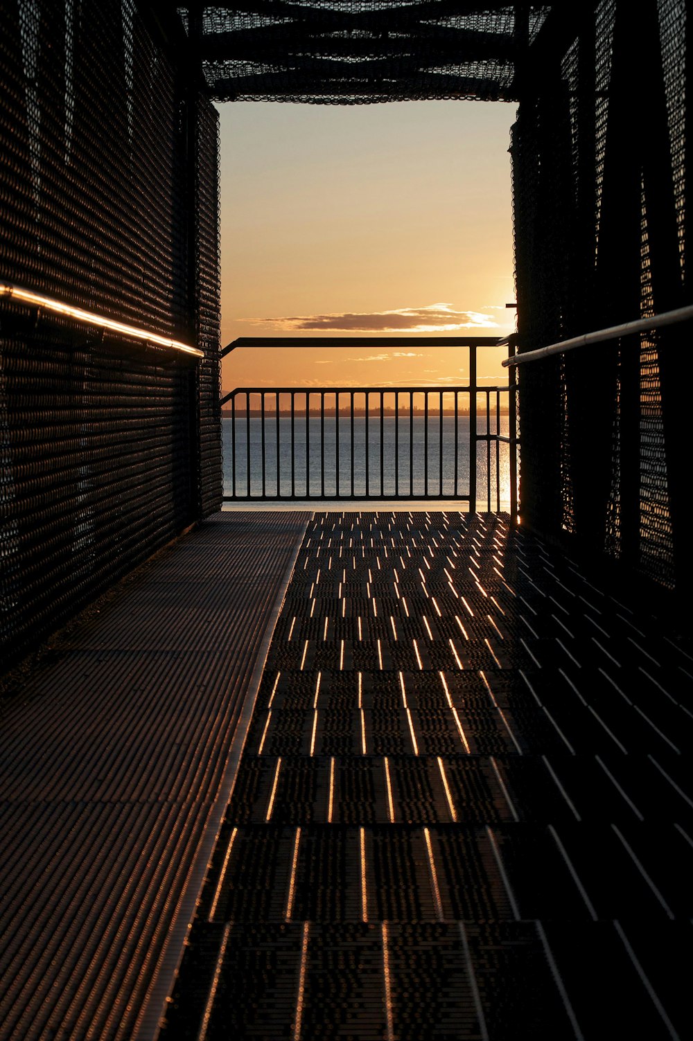 ringhiera del balcone con sfondo oceano