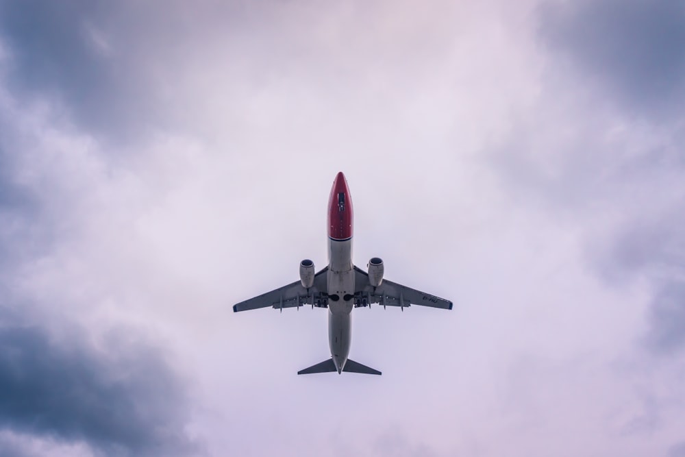 Avión volador en el cielo