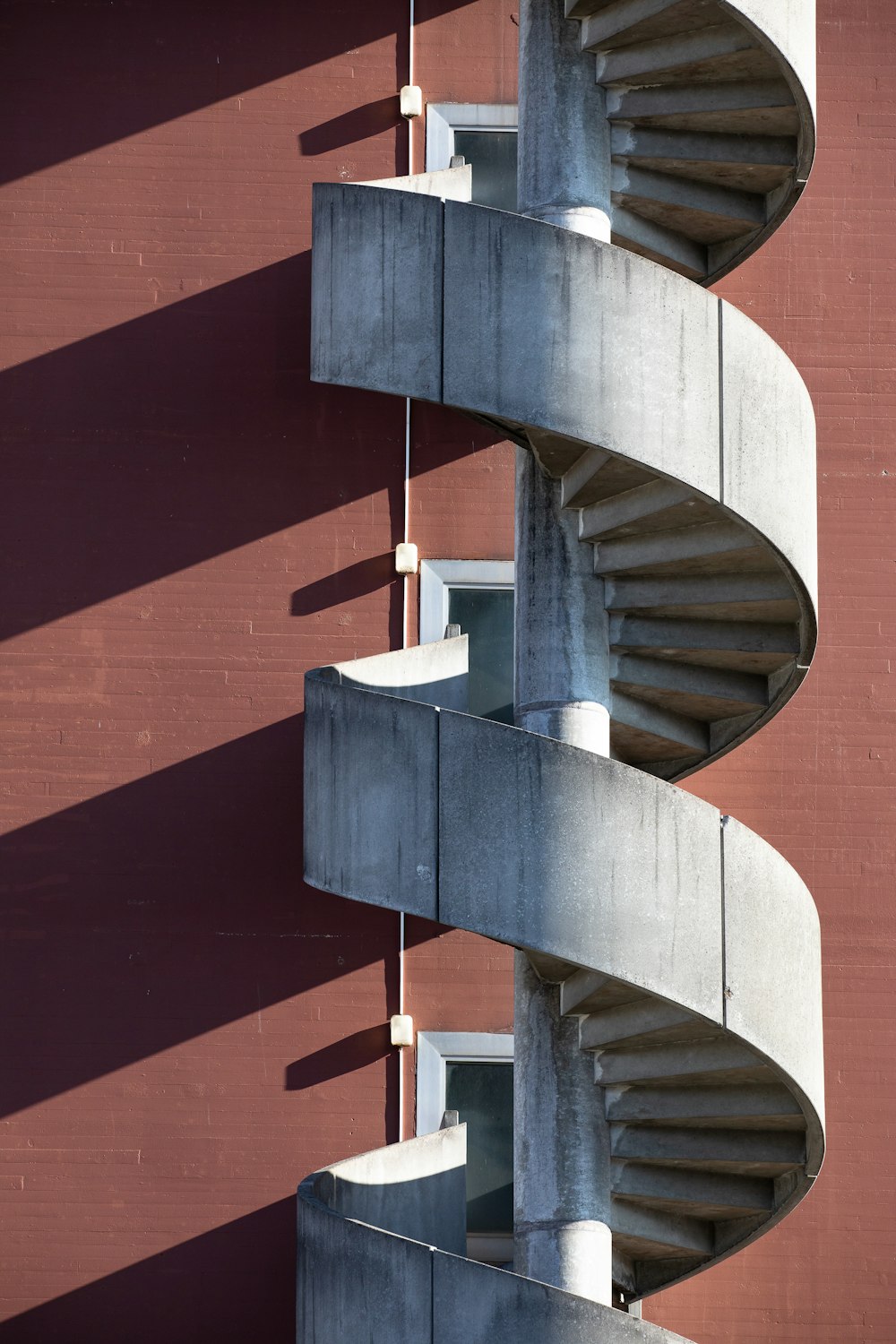 Torre de escadas espirais cinza