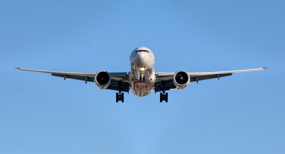 aeroplano a mezz'aria durante il giorno