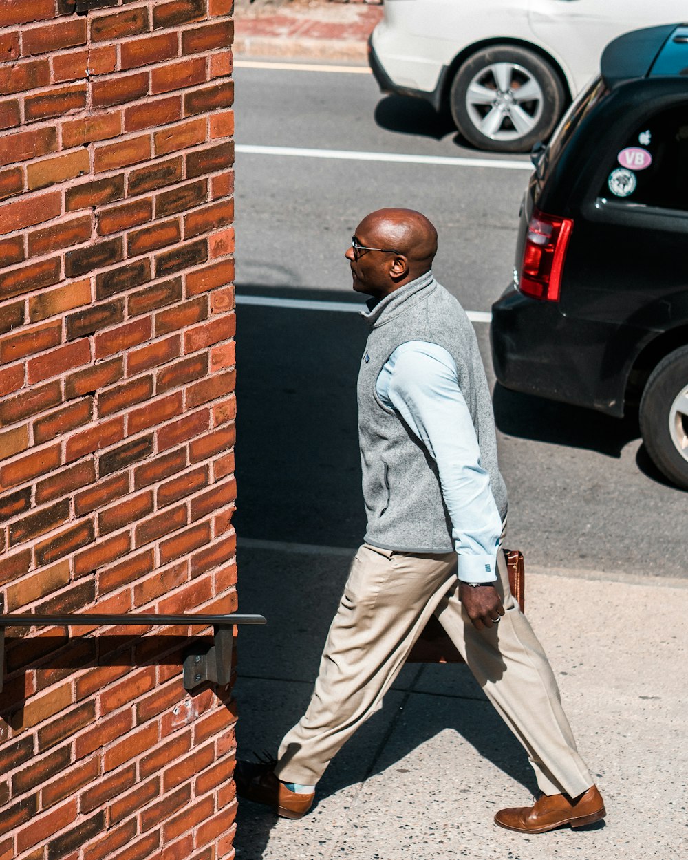 homme marchant sur la ruelle