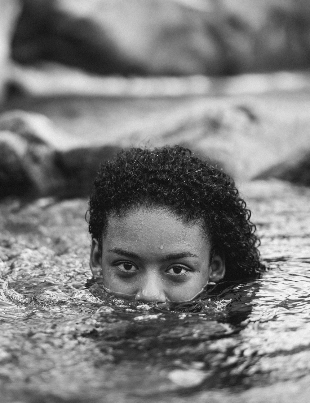 mujer con la mitad de la cara bajo el agua