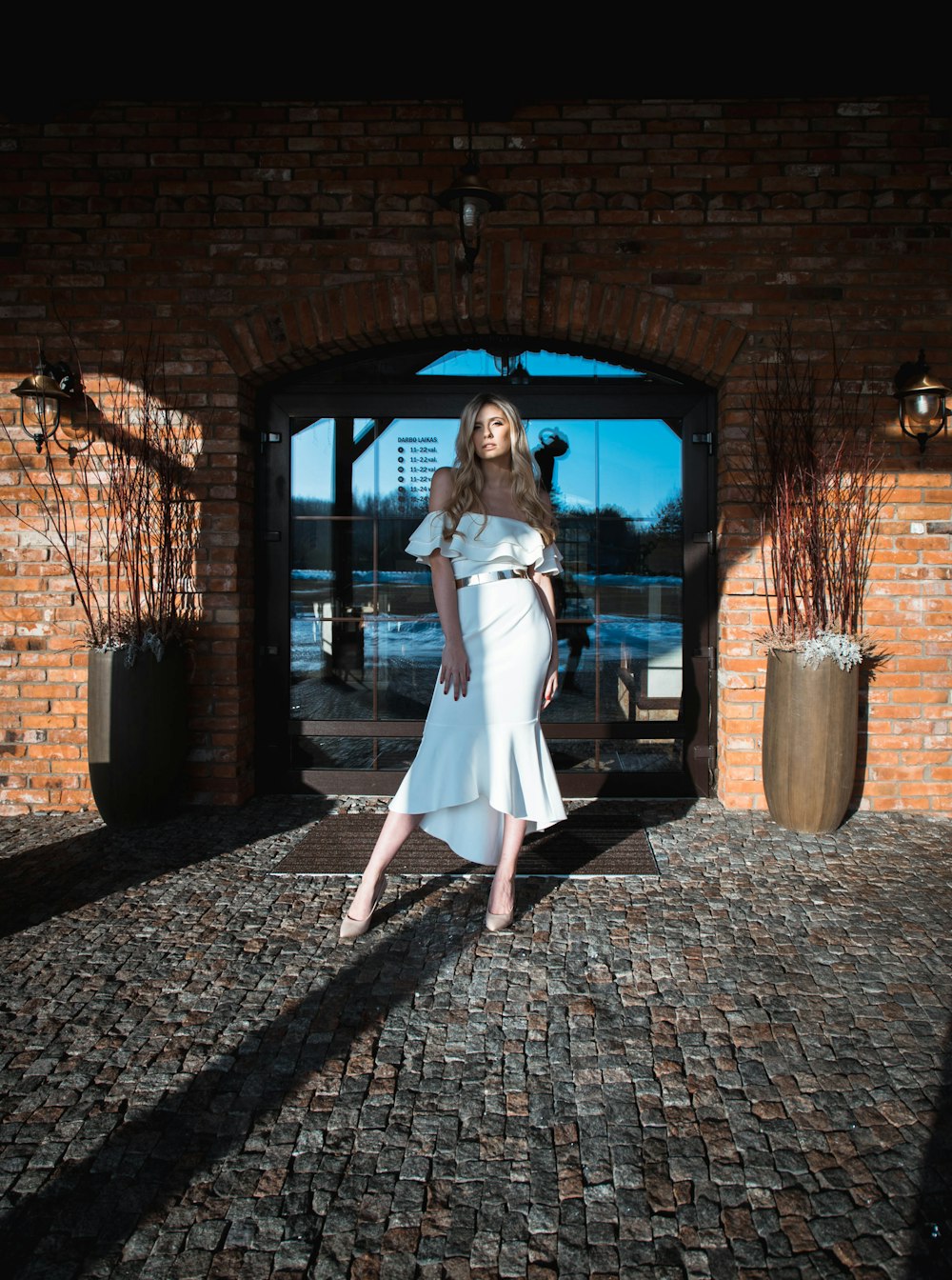 femme portant une robe blanche