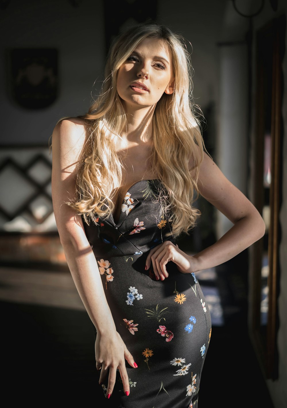 Mujer con vestido floral negro