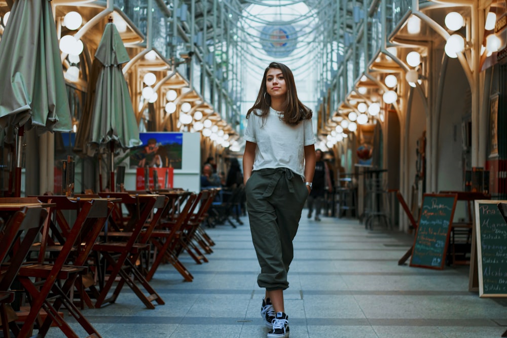 femme debout près des tables