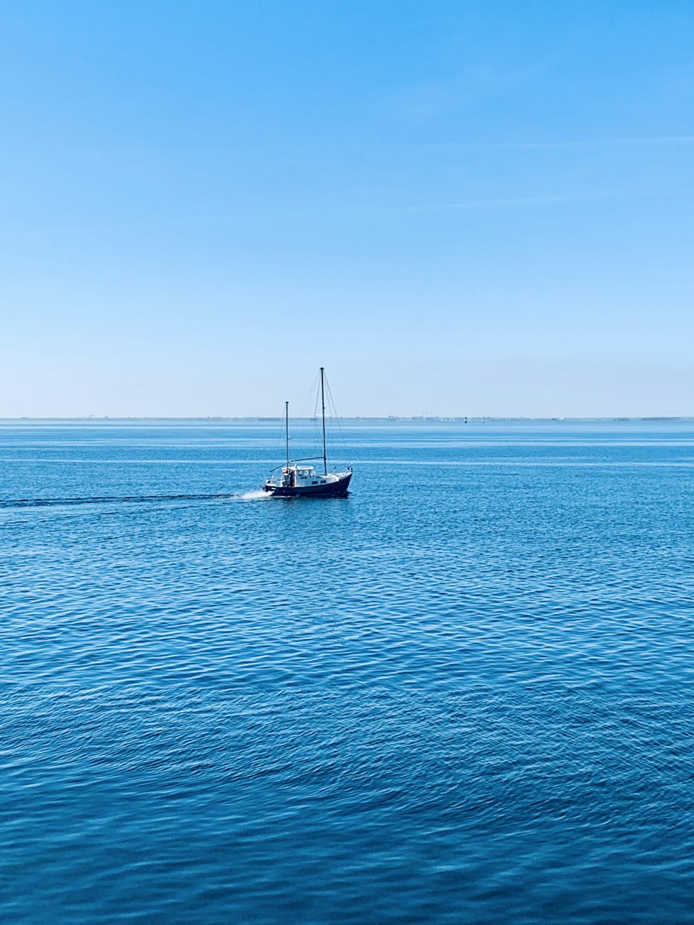 barco branco e preto no mar durante o dia