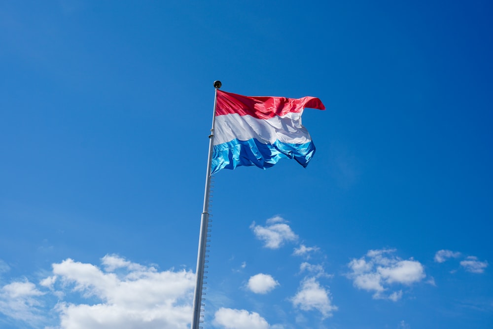 Drapeau des Pays-Bas au sommet d’un mât pendant la journée