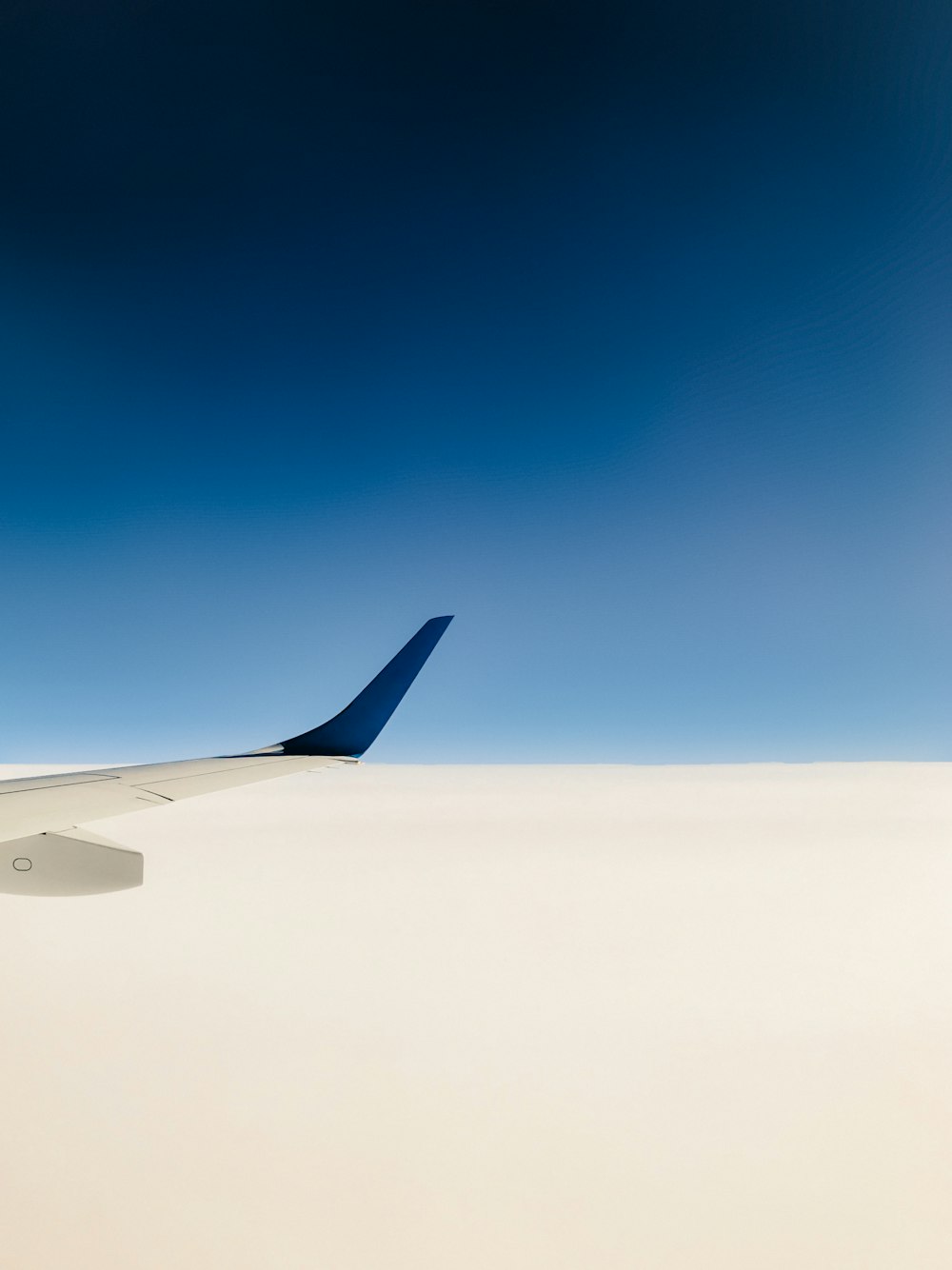 Avión de pasajeros en el cielo