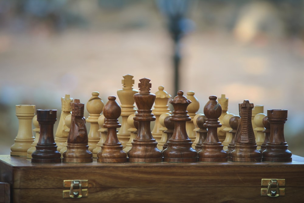 Foto Peças de xadrez de madeira marrom no tabuleiro de xadrez – Imagem de Xadrez  grátis no Unsplash
