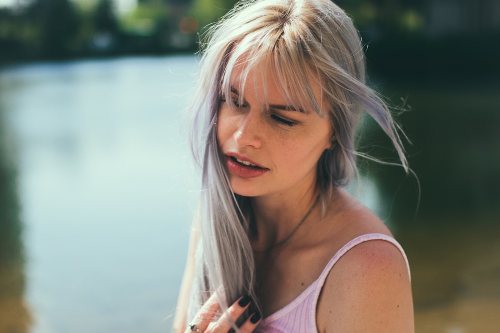 Femme portant un haut à bretelles spaghetti rose