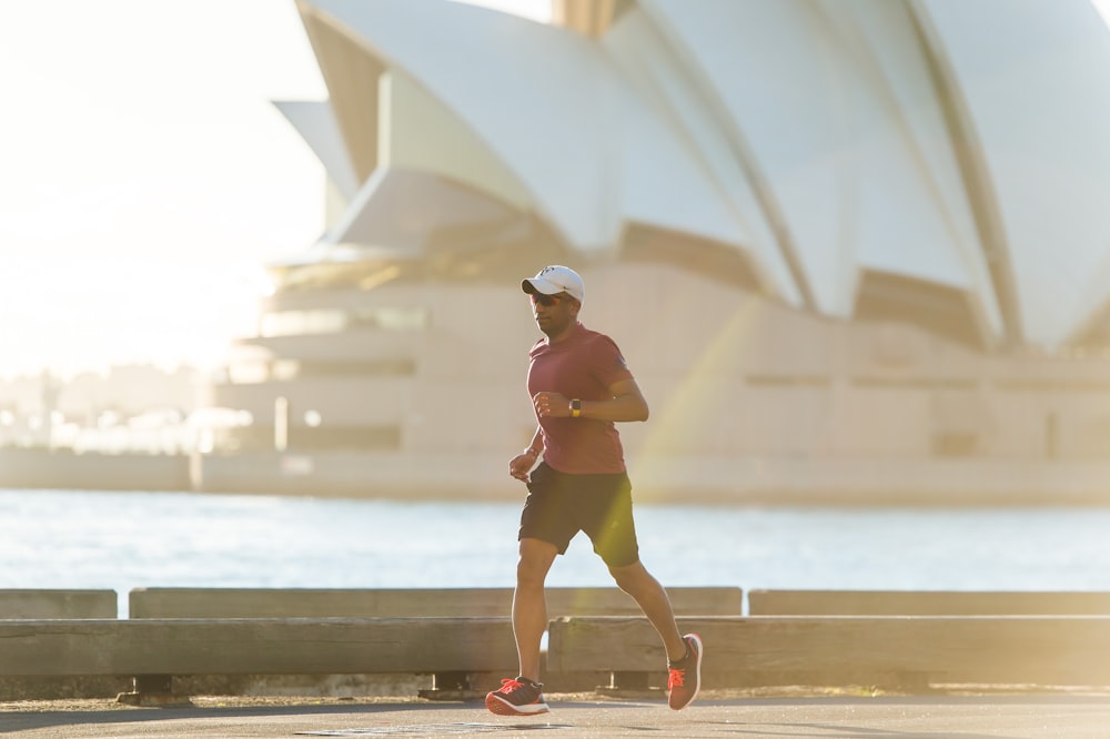 homem correndo perto da Ópera de Sydney