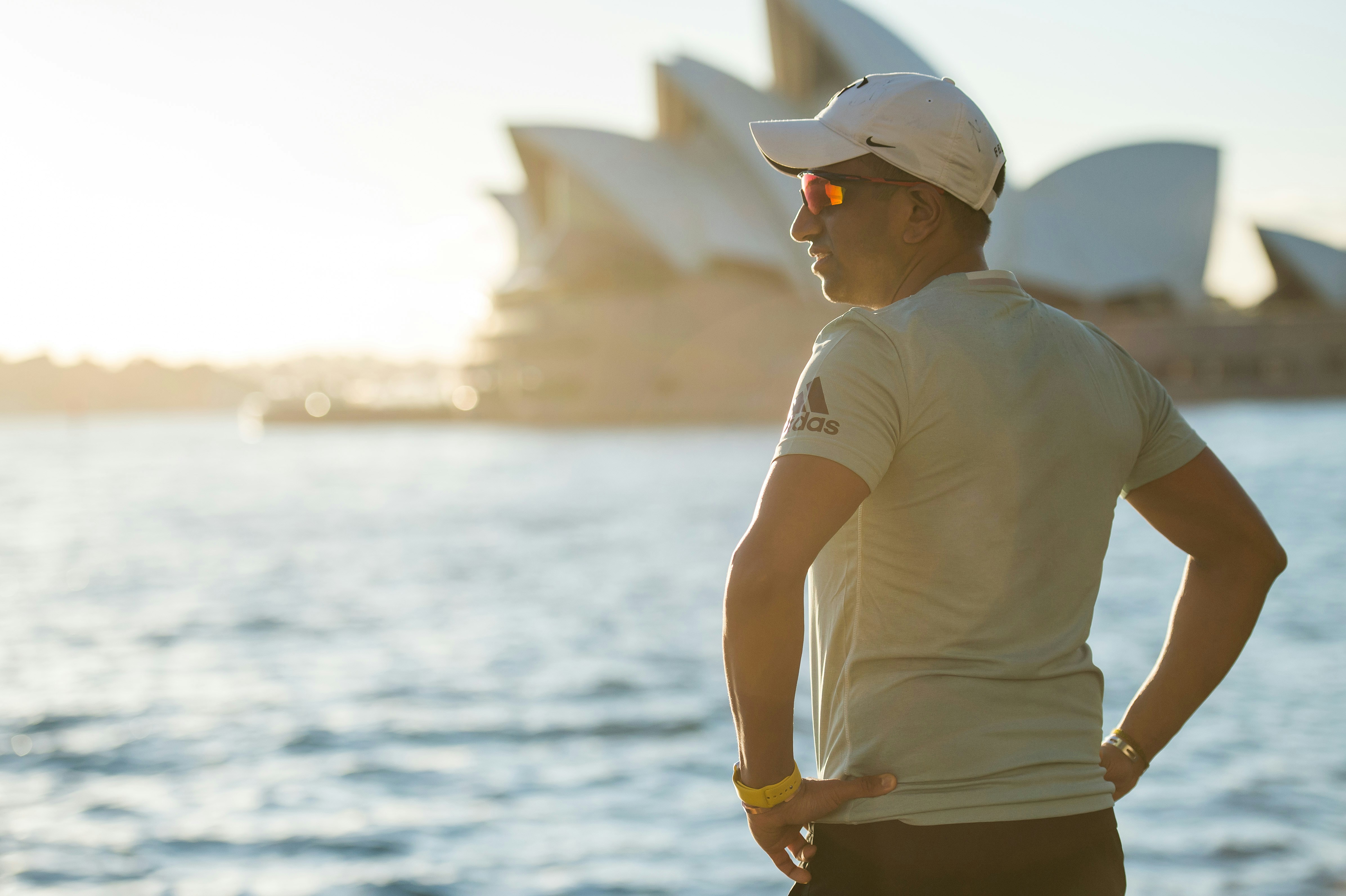 uomo vicino a Sydney Opera House