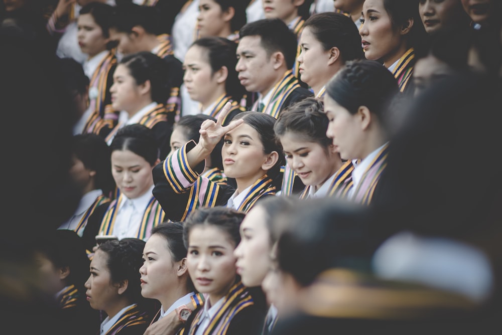 fotografia em close-up de pessoas em pé perto ao ar livre durante o dia