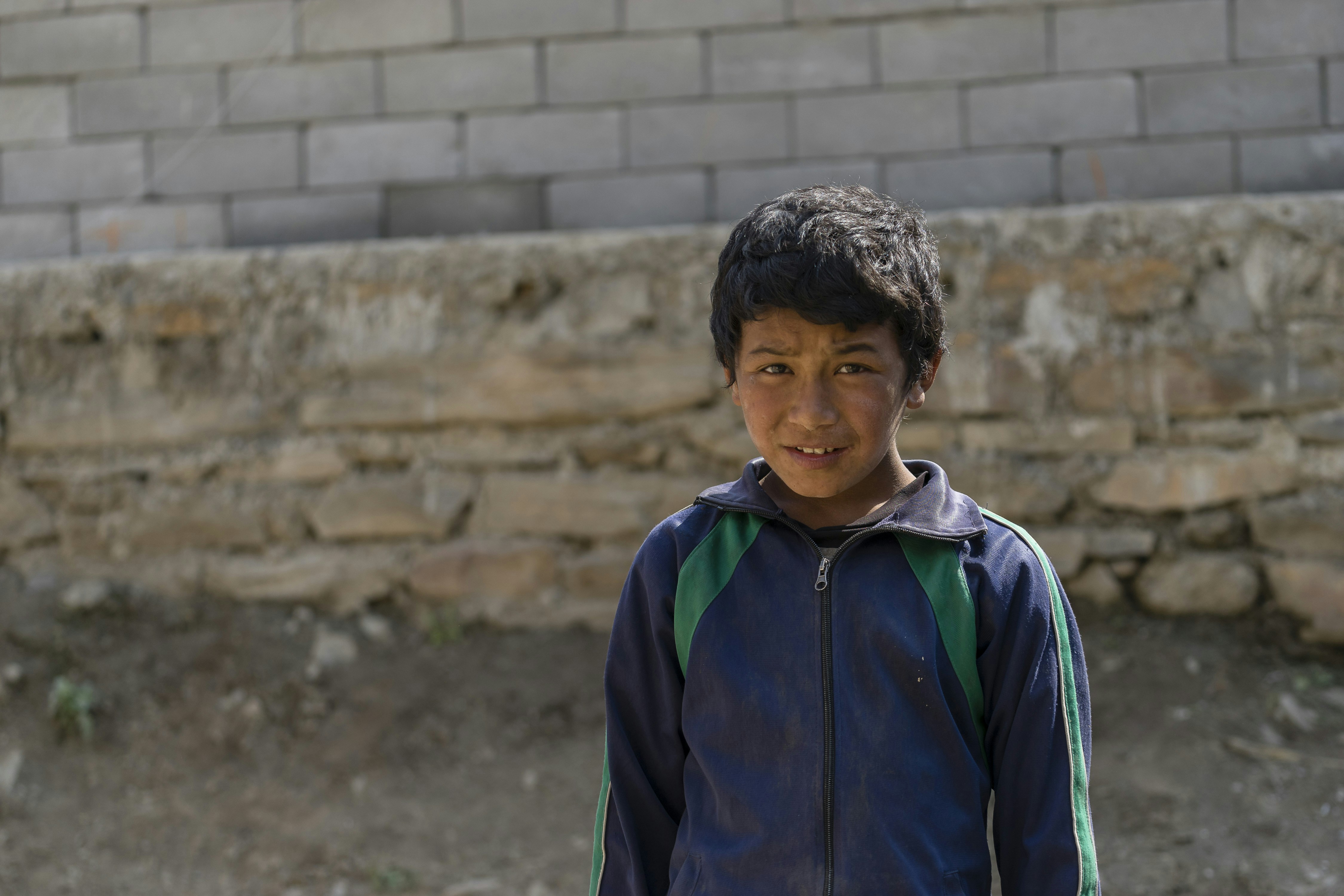 Gar?�on en veste bleue sur la photographie de mise au point photo �?? Photo Gris Gratuite sur Unsplash