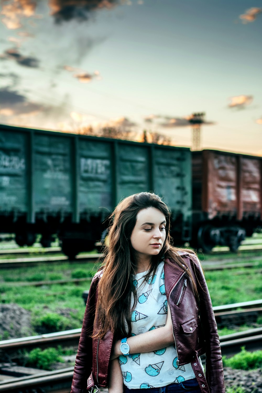 Mujer de pie cerca del tren en la fotografía de enfoque selectivo