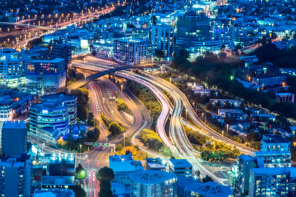 foto aérea de edifícios iluminados da cidade durante a noite