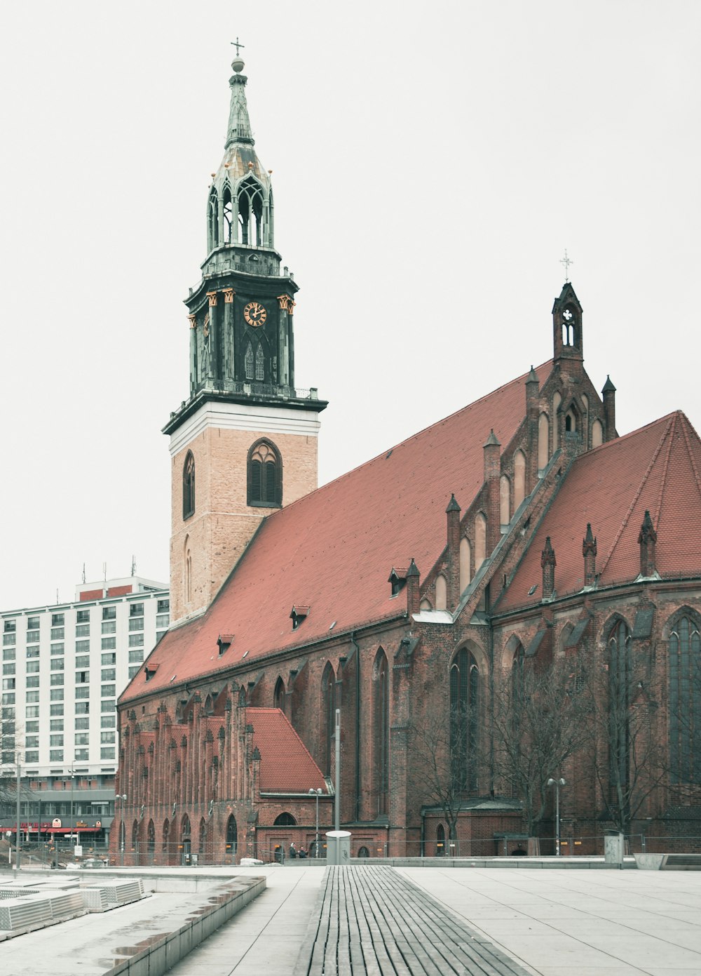 Église rouge et brune pendant l’hiver