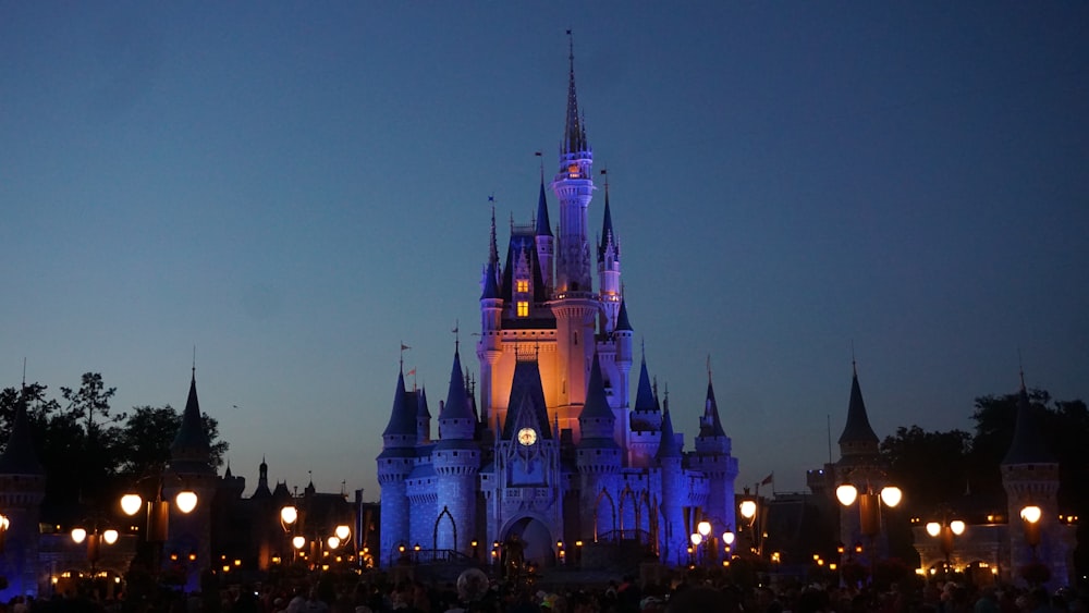 夜にライトアップされた白い城の写真 Unsplashの無料ディズニー写真