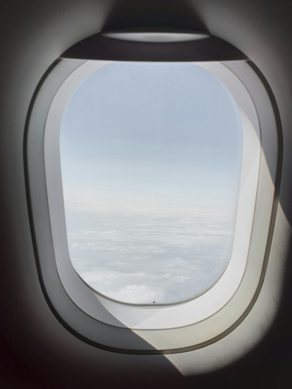 Иллюминатор самолета. Вид из иллюминатора космического корабля. Вид из окна самолета. Самолет с квадратными иллюминаторами. Шторки иллюминаторов