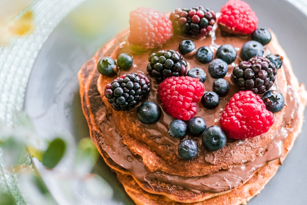 Pancake con frutti di bosco assortiti nel piatto