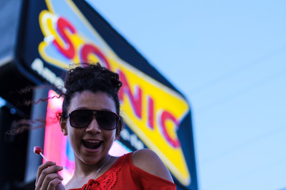 femme portant des lunettes de soleil