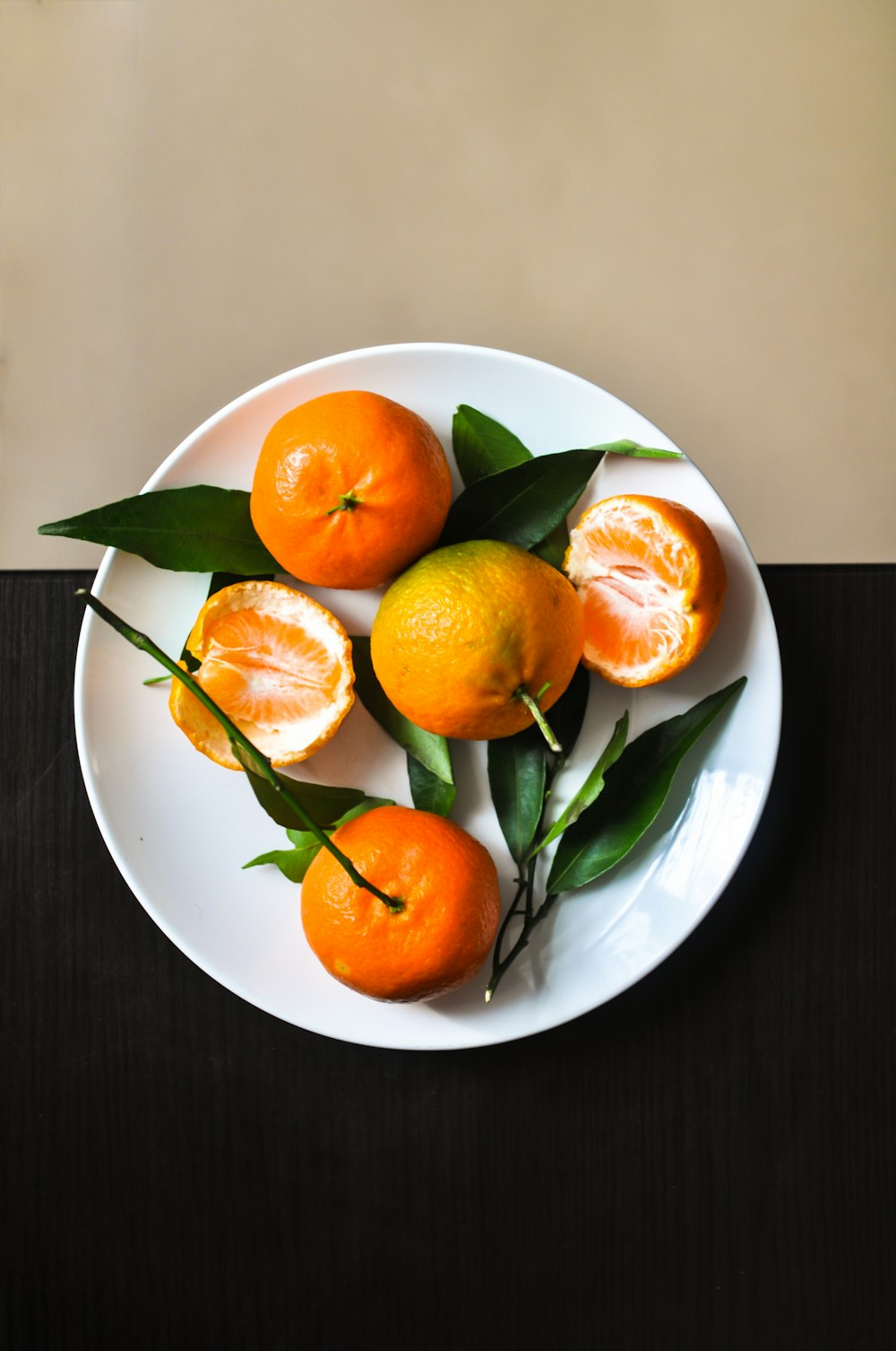 fruta laranja no prato
