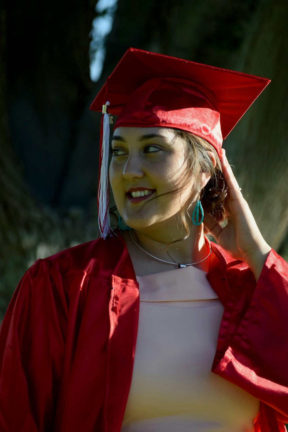 Mujer con vestido académico rojo sonriendo
