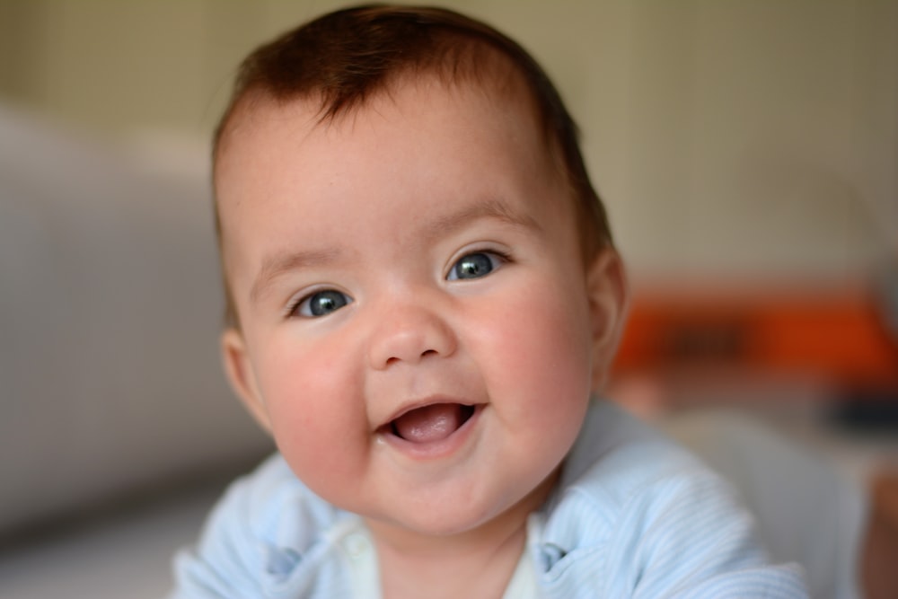 niño pequeño con camisa azul y blanca